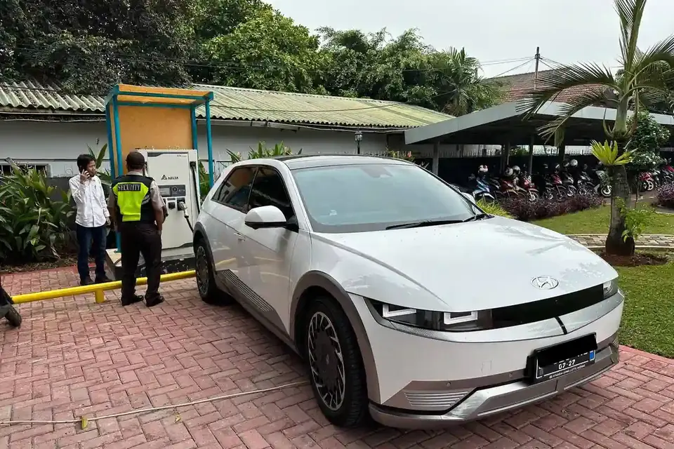 White Hyundai Ioniq 5 at a charging station