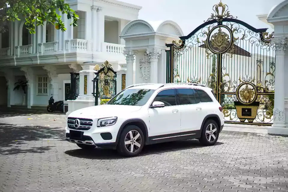 White Mercedes-Benz GLB 200 at a villa gate